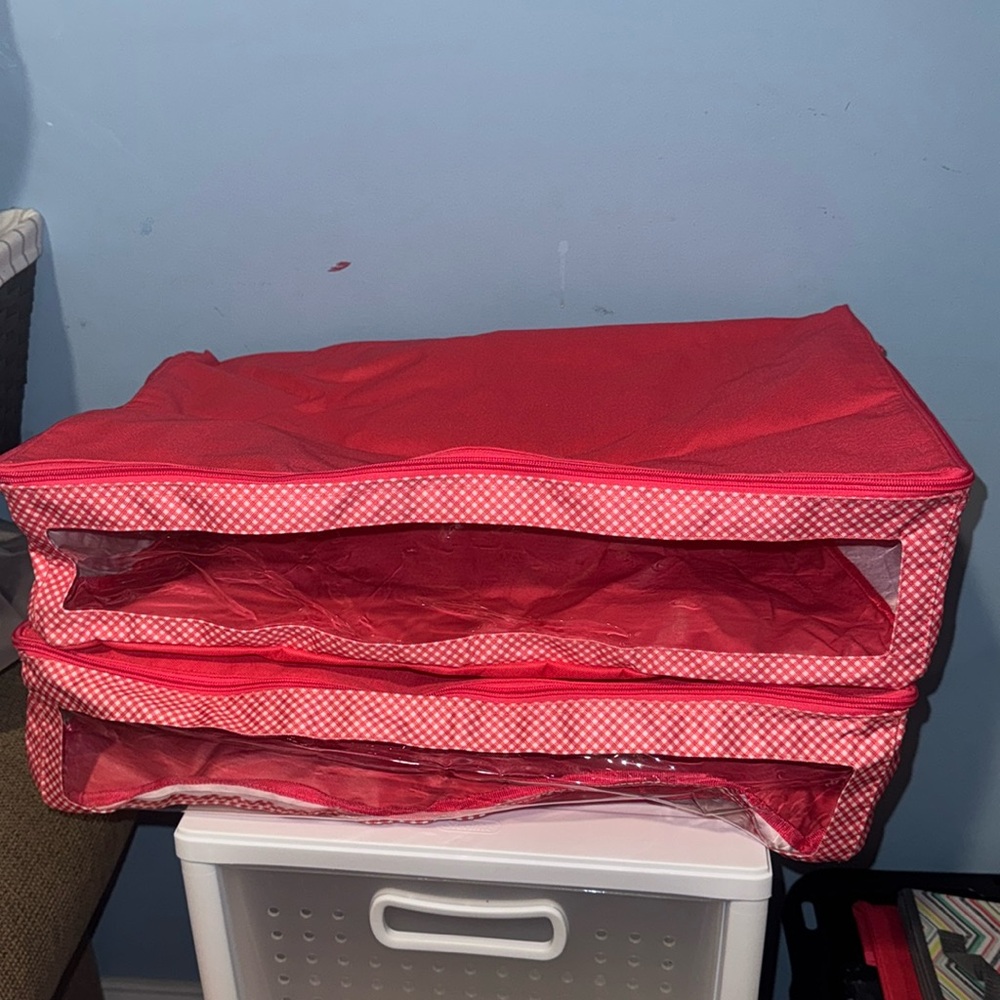 Set of two zippered storage